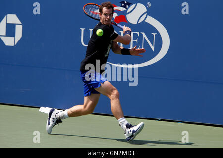 New York, Stati Uniti d'America. 27 Agosto, 2016. La Gran Bretagna di Andy Murray durante una sessione di prove libere il Sabato, Agosto 27th, presso il National Tennis Center in Flushing Meadows di New York. Murray è stata la pratica per gli Stati Uniti Aprire i campionati di tennis che inizia il lunedì, Agosto 29th. Credito: Adam Stoltman/Alamy Live News Foto Stock