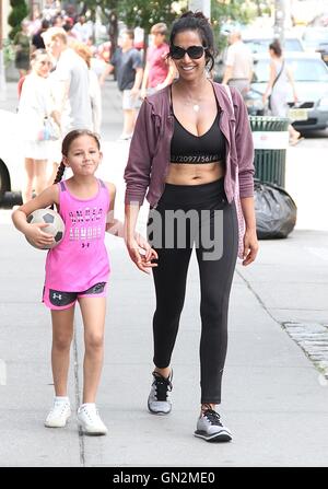 New York, Stati Uniti d'America. 27 Agosto, 2016. Padma Lakshmi e sua figlia Krishna Thea Lakshmi-Dell visto in New York New York il 27 agosto 2016. Photo credit: MediaPunch Inc/Alamy Live News Foto Stock