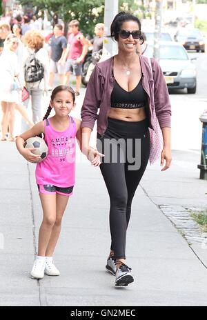 New York, Stati Uniti d'America. 27 Agosto, 2016. Padma Lakshmi e sua figlia Krishna Thea Lakshmi-Dell visto in New York New York il 27 agosto 2016. Photo credit: MediaPunch Inc/Alamy Live News Foto Stock