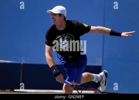 New York, Stati Uniti d'America. 27 Agosto, 2016. La Gran Bretagna di Andy Murray durante una sessione di prove libere il Sabato, Agosto 27th, presso il National Tennis Center in Flushing Meadows di New York. Murray è stata la pratica per gli Stati Uniti Aprire i campionati di tennis che inizia il lunedì, Agosto 29th. Credito: Adam Stoltman/Alamy Live News Foto Stock