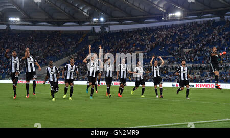 Roma, Italia. Il 27 agosto, 2016. La Juventus' giocatori festeggiare dopo aver vinto un campionato italiano di una partita di calcio tra Juventus e Lazio a Roma, Italia, Agosto 27, 2016. La Juventus ha vinto 1-0. © Alberto Lingria/Xinhua/Alamy Live News Foto Stock