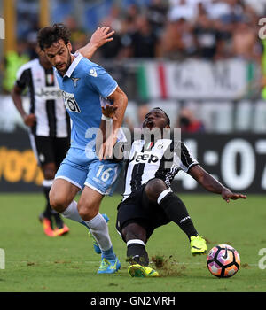 Roma, Italia. Il 27 agosto, 2016. Lazio il Marco Parolo (L) vies con la Juventus' Kwadwo Asamoah durante il campionato italiano di una partita di calcio a Roma, Italia, Agosto 27, 2016. La Juventus ha vinto 1-0. © Alberto Lingria/Xinhua/Alamy Live News Foto Stock