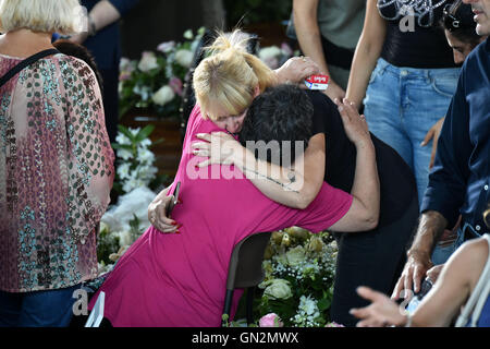 Ascoli Piceno. Il 27 agosto, 2016. I parenti in lutto per le vittime del terremoto durante il funerale di massa in Ascoli Piceno, Italia, il 27 agosto 2016. Il numero di morti in 6,0-grandezza terremoto che ha colpito l'Italia centrale mercoledì sera è salito a 291, detto la Protezione Civile agenzia su sabato sera. Credito: Xinhua/Alamy Live News Foto Stock