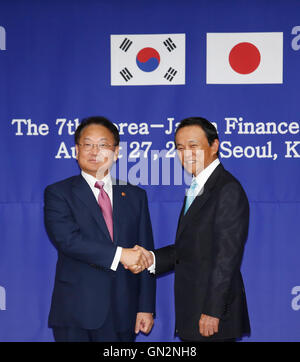 Taro Aso e Yoo Il-ho, Agosto 27, 2016 : Il ministro delle finanze giapponese Taro Aso (R) incontra il suo sud coreano Yoo contropartita Il-ho presso un ufficio del governo sudcoreano complesso Seoul a Seoul, in Corea del Sud. La riunione bilaterale è il settimo colloqui tra il Giappone e la Corea del Sud dal 2006. I ministri delle finanze dal Giappone e dalla Corea del sud discuteranno dei metodi per migliorare il coordinamento delle politiche e a fare sforzi concertati per stabilizzare la asiatica del mercato finanziario, i media locali hanno riferito. © Lee Jae-Won/AFLO/Alamy Live News Foto Stock