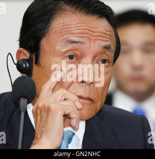 Taro Aso, Agosto 27, 2016 : Il ministro delle finanze giapponese Taro Aso partecipa a colloqui con il suo sud coreano Yoo contropartita Il-ho (non si vede nella foto) presso un ufficio del governo sudcoreano complesso Seoul a Seoul, in Corea del Sud. La riunione bilaterale è stato il settimo colloqui tra il Giappone e la Corea del Sud dal 2006. I ministri delle finanze dal Giappone e dalla Corea del Sud hanno concordato il sabato per riprendere un currency swap deal per rafforzare la cooperazione economica bilaterale, i media locali hanno riferito. © Lee Jae-Won/AFLO/Alamy Live News Foto Stock