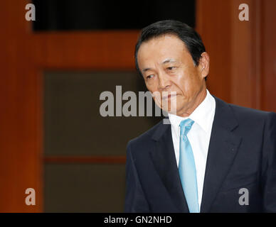 Taro Aso, Agosto 27, 2016 : Il ministro delle finanze giapponese Taro Aso prende un sedile per colloqui con il suo sud coreano Yoo contropartita Il-ho (non si vede nella foto) presso un ufficio del governo sudcoreano complesso Seoul a Seoul, in Corea del Sud. La riunione bilaterale è stato il settimo colloqui tra il Giappone e la Corea del Sud dal 2006. I ministri delle finanze dal Giappone e dalla Corea del Sud hanno concordato il sabato per riprendere un currency swap deal per rafforzare la cooperazione economica bilaterale, i media locali hanno riferito. © Lee Jae-Won/AFLO/Alamy Live News Foto Stock