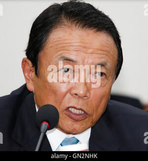 Taro Aso, Agosto 27, 2016 : Il ministro delle finanze giapponese Taro Aso partecipa a colloqui con il suo sud coreano Yoo contropartita Il-ho (non si vede nella foto) presso un ufficio del governo sudcoreano complesso Seoul a Seoul, in Corea del Sud. La riunione bilaterale è stato il settimo colloqui tra il Giappone e la Corea del Sud dal 2006. I ministri delle finanze dal Giappone e dalla Corea del Sud hanno concordato il sabato per riprendere un currency swap deal per rafforzare la cooperazione economica bilaterale, i media locali hanno riferito. © Lee Jae-Won/AFLO/Alamy Live News Foto Stock