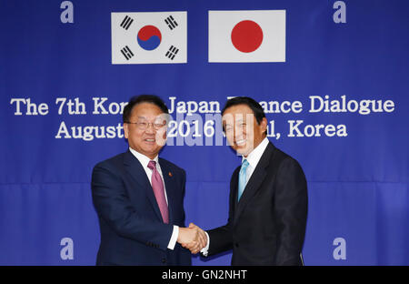 Taro Aso e Yoo Il-ho, Agosto 27, 2016 : Il ministro delle finanze giapponese Taro Aso (R) incontra il suo sud coreano Yoo contropartita Il-ho presso un ufficio del governo sudcoreano complesso Seoul a Seoul, in Corea del Sud. La riunione bilaterale è il settimo colloqui tra il Giappone e la Corea del Sud dal 2006. I ministri delle finanze dal Giappone e dalla Corea del sud discuteranno dei metodi per migliorare il coordinamento delle politiche e a fare sforzi concertati per stabilizzare la asiatica del mercato finanziario, i media locali hanno riferito. © Lee Jae-Won/AFLO/Alamy Live News Foto Stock