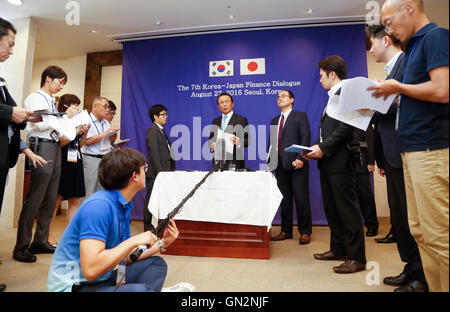 Taro Aso, Agosto 27, 2016 : Il ministro delle finanze giapponese Taro Aso (C) parla durante una conferenza stampa dopo i colloqui con il suo sud coreano Yoo contropartita Il-ho (non si vede nella foto) presso un ufficio del governo sudcoreano complesso Seoul a Seoul, in Corea del Sud. La riunione bilaterale è stato il settimo colloqui tra il Giappone e la Corea del Sud dal 2006. I ministri delle finanze dal Giappone e dalla Corea del Sud hanno concordato il sabato per riprendere un currency swap deal per rafforzare la cooperazione economica bilaterale, i media locali hanno riferito. © Lee Jae-Won/AFLO/Alamy Live News Foto Stock