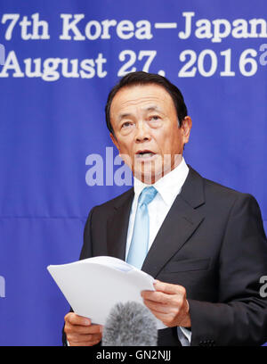 Taro Aso, Agosto 27, 2016 : Il ministro delle finanze giapponese Taro Aso parla durante una conferenza stampa dopo i colloqui con il suo sud coreano Yoo contropartita Il-ho (non si vede nella foto) presso un ufficio del governo sudcoreano complesso Seoul a Seoul, in Corea del Sud. La riunione bilaterale è stato il settimo colloqui tra il Giappone e la Corea del Sud dal 2006. I ministri delle finanze dal Giappone e dalla Corea del Sud hanno concordato il sabato per riprendere un currency swap deal per rafforzare la cooperazione economica bilaterale, i media locali hanno riferito. © Lee Jae-Won/AFLO/Alamy Live News Foto Stock