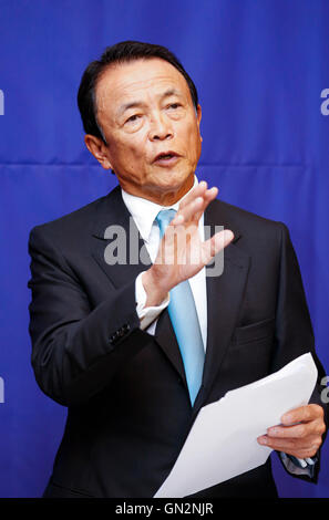 Taro Aso, Agosto 27, 2016 : Il ministro delle finanze giapponese Taro Aso parla durante una conferenza stampa dopo i colloqui con il suo sud coreano Yoo contropartita Il-ho (non si vede nella foto) presso un ufficio del governo sudcoreano complesso Seoul a Seoul, in Corea del Sud. La riunione bilaterale è stato il settimo colloqui tra il Giappone e la Corea del Sud dal 2006. I ministri delle finanze dal Giappone e dalla Corea del Sud hanno concordato il sabato per riprendere un currency swap deal per rafforzare la cooperazione economica bilaterale, i media locali hanno riferito. © Lee Jae-Won/AFLO/Alamy Live News Foto Stock