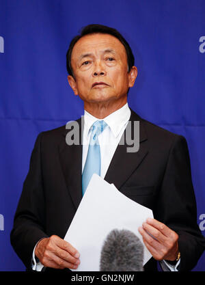 Taro Aso, Agosto 27, 2016 : Il ministro delle finanze giapponese Taro Aso partecipa a una conferenza stampa dopo i colloqui con il suo sud coreano Yoo contropartita Il-ho (non si vede nella foto) presso un ufficio del governo sudcoreano complesso Seoul a Seoul, in Corea del Sud. La riunione bilaterale è stato il settimo colloqui tra il Giappone e la Corea del Sud dal 2006. I ministri delle finanze dal Giappone e dalla Corea del Sud hanno concordato il sabato per riprendere un currency swap deal per rafforzare la cooperazione economica bilaterale, i media locali hanno riferito. © Lee Jae-Won/AFLO/Alamy Live News Foto Stock