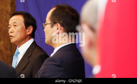 Taro Aso, Agosto 27, 2016 : Il ministro delle finanze giapponese Taro Aso (L) parla durante una conferenza stampa dopo i colloqui con il suo sud coreano Yoo contropartita Il-ho (non si vede nella foto) presso un ufficio del governo sudcoreano complesso Seoul a Seoul, in Corea del Sud. La riunione bilaterale è stato il settimo colloqui tra il Giappone e la Corea del Sud dal 2006. I ministri delle finanze dal Giappone e dalla Corea del Sud hanno concordato il sabato per riprendere un currency swap deal per rafforzare la cooperazione economica bilaterale, i media locali hanno riferito. © Lee Jae-Won/AFLO/Alamy Live News Foto Stock