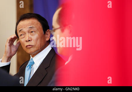 Taro Aso, Agosto 27, 2016 : Il ministro delle finanze giapponese Taro Aso (L) parla durante una conferenza stampa dopo i colloqui con il suo sud coreano Yoo contropartita Il-ho (non si vede nella foto) presso un ufficio del governo sudcoreano complesso Seoul a Seoul, in Corea del Sud. La riunione bilaterale è stato il settimo colloqui tra il Giappone e la Corea del Sud dal 2006. I ministri delle finanze dal Giappone e dalla Corea del Sud hanno concordato il sabato per riprendere un currency swap deal per rafforzare la cooperazione economica bilaterale, i media locali hanno riferito. © Lee Jae-Won/AFLO/Alamy Live News Foto Stock