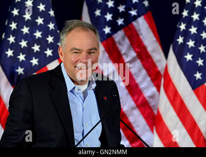 Pembroke Pines, Florida, Stati Uniti d'America. 27 Agosto, 2016. Morsa democratico-candidato presidenziale Tim Kaine di incontrarsi con i sindaci locali e i funzionari eletti per una riunione politica a sud-ovest del punto focale Senior Center il Sabato, 27 agosto in Pembroke Pines, Florida. Credito: MediaPunch Inc/Alamy Live News Foto Stock