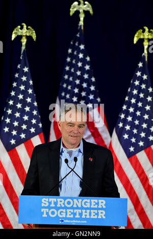 Pembroke Pines, Florida, Stati Uniti d'America. 27 Agosto, 2016. Morsa democratico-candidato presidenziale Tim Kaine di incontrarsi con i sindaci locali e i funzionari eletti per una riunione politica a sud-ovest del punto focale Senior Center il Sabato, 27 agosto in Pembroke Pines, Florida. Credito: MediaPunch Inc/Alamy Live News Foto Stock