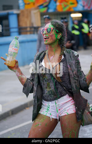 Londra, Inghilterra, Regno Unito, 28 agosto 2016 : Centinaia di paraders Jouvert kick del carnevale di Notting Hill questa mattina a Ladbroke Grove, Londra,UK Credit: Vedere Li/Alamy Live News Foto Stock