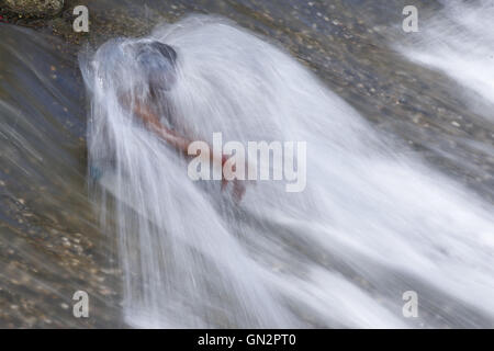 Kathmandu, Nepal. 28 Agosto, 2016. Un ragazzo Nepalese balneazioni in fiume Bagmati all'interno del tempio Pashupathinath premessa, un sito Patrimonio Mondiale dell'UNESCO a Kathmandu, Nepal Domenica, 28 agosto, 16. La temperatura dentro la capitale è salito drasticamente. Ragazzi da shanty settori spesso arrivano al fiume durante l'umidità. © Skanda Gautam/ZUMA filo/Alamy Live News Foto Stock