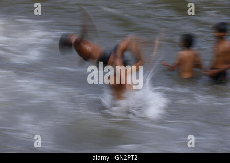 Kathmandu, Nepal. 28 Agosto, 2016. Questa immagine scattata con una lenta velocità di otturatore mostra un ragazzo Nepalese essendo generata da un altro come si bagnano al fiume Bagmati all'interno del tempio Pashupathinath premessa, un sito Patrimonio Mondiale dell'UNESCO a Kathmandu, Nepal Domenica, 28 agosto, 16. La temperatura dentro la capitale è salito drasticamente. Ragazzi da shanty settori spesso arrivano al fiume durante l'umidità. © Skanda Gautam/ZUMA filo/Alamy Live News Foto Stock