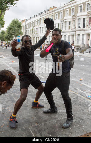 Londra, Regno Unito. 28 Agosto, 2016. Festaioli Dancing in the Street all'inizio dell'Notting Hill celebrazioni Credito: amer ghazzal/Alamy Live News Foto Stock