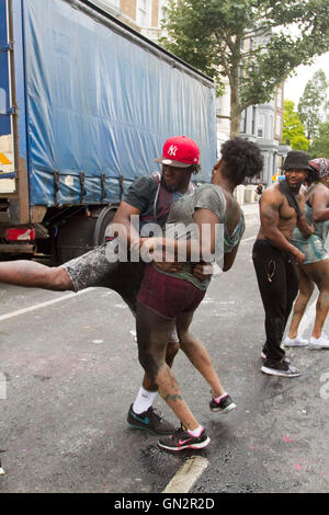 Londra, Regno Unito. 28 Agosto, 2016. Festaioli Dancing in the Street all'inizio dell'Notting Hill celebrazioni Credito: amer ghazzal/Alamy Live News Foto Stock