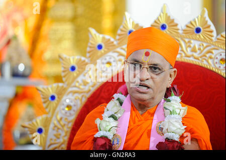 Londra, Regno Unito. Il 28 agosto 2016. Global leader spirituale Acharya Swamishree Maharaj a Shree Swaminarayan Mandir, un tempio indù di Kingsbury, a nord ovest di Londra. Il sindaco di Londra è stata la visita al tempio per ringraziare la Congregazione per le loro preghiere e benedizioni durante il suo Mayoral campagna e per celebrare il secondo anniversario del mandir. Credito: Stephen Chung / Alamy Live News Foto Stock