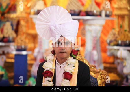 Londra, Regno Unito. 28 Agosto, 2016. Shree Swaminarayan Mandir, Kingsbury, Londra, Gran Bretagna 28 ago 2016 - Sindaco di Londra, Sadiq Khan incontra global leader spirituale Acharya Swamishree Maharaj a Shree Swaminarayan Mandir, Kingsbury. Il sindaco grazie alla Congregazione per le loro preghiere e benedizioni durante il suo Mayoral campagna e per celebrare il secondo anniversario del mandir. Credito: Dinendra Haria/Alamy Live News Foto Stock