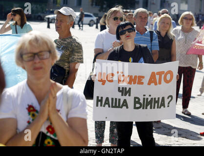 Kiev, Ucraina. 28 Agosto, 2016. La gente a prendere parte a un rally in occasione del secondo anniversario della battaglia che ha avuto luogo in una piccola città Ilovaysk vicino a Donetsk a agosto 2014 noto come la battaglia di ''Ilovaisk bollitore'', a Kiev, in Ucraina, il 28 agosto 2016. Secondo l'ucraino dell'ufficio della procura militare, 366 soldati ukrainiens sono state perse e 158 erano mancanti durante i pesanti combattimenti tra il governo ucraino e le forze pro-russo separatisti nei pressi di Ilovaysk ad agosto 2014 a est dell'Ucraina. Credito: Serg Glovny/ZUMA filo/Alamy Live News Foto Stock