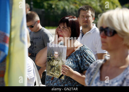 Kiev, Ucraina. 28 Agosto, 2016. Persone tengono i ritratti delle vittime e dei dispersi uomini delle forze armate ucraine durante il 2014 battaglia che ha avuto luogo in una piccola città Ilovaysk vicino a Donetsk conosciuta come la battaglia di ''Ilovaisk bollitore'', durante un rally in occasione del secondo anniversario della battaglia di Kiev, in Ucraina, il 28 agosto 2016. Secondo l'ucraino dell'ufficio della procura militare, 366 soldati ukrainiens sono state perse e 158 erano mancanti durante i pesanti combattimenti tra il governo ucraino e le forze pro-russo separatisti nei pressi di Ilovaysk ad agosto 2014 a est dell'Ucraina. (Credito Immagine: © Serg Glovny via Foto Stock