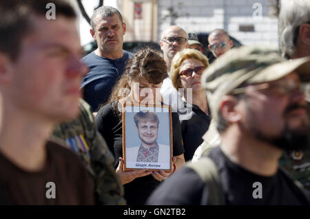 Kiev, Ucraina. 28 Agosto, 2016. Persone tengono i ritratti delle vittime e dei dispersi uomini delle forze armate ucraine durante il 2014 battaglia che ha avuto luogo in una piccola città Ilovaysk vicino a Donetsk conosciuta come la battaglia di ''Ilovaisk bollitore'', durante un rally in occasione del secondo anniversario della battaglia di Kiev, in Ucraina, il 28 agosto 2016. Secondo l'ucraino dell'ufficio della procura militare, 366 soldati ukrainiens sono state perse e 158 erano mancanti durante i pesanti combattimenti tra il governo ucraino e le forze pro-russo separatisti nei pressi di Ilovaysk ad agosto 2014 a est dell'Ucraina. (Credito Immagine: © Serg Glovny via Foto Stock