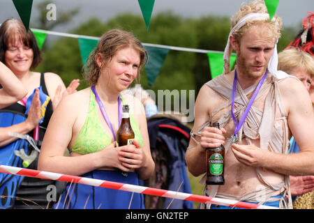 31 Mondo Bog Snorkelling campionati, Llanwrtyd Wells, Powys, Galles Agosto, 2016. - Concorrenti sorseggiare un drink dopo aver completato il loro fare snorkeling mentre guardando il concorrente successivo progresso a Waen Rhydd bog per il mondo della palude campionati di snorkeling nelle zone rurali del Galles Centrale. Foto Stock