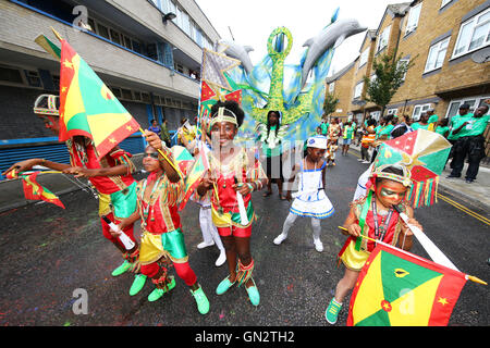 Londra, Regno Unito. Il 28 agosto 2016. I partecipanti godendo di Giornata per i bambini al carnevale di Notting Hill a Londra Credito: Paul Brown/Alamy Live News Foto Stock