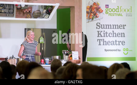 Hampton Court, Londra, Regno Unito. 28 Agosto, 2016. Lisa Faulkner dà un talk presso la cucina estiva Theatre durante la BBC Good Food Festival a motivi di Hampton Court, Londra, il 28 agosto 2016 Credit: miscellanea/Alamy Live News Foto Stock