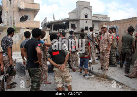 Sirte, Libia. 28 Agosto, 2016. I membri delle forze fedeli alla Libia ONU-backed Governo di intesa nazionale (GNA) sono visibili nella città costiera di Sirte, a est della capitale Tripoli, Libia, che il 28 agosto, 2016. Violenti scontri contro lo Stato islamico (SI) militanti della città libica di Sirte ha ucciso 18 soldati e il ferimento di un altro 120 domenica, secondo a Sirte il campo dell'ospedale. Credito: Hamza Turkia/Xinhua/Alamy Live News Foto Stock