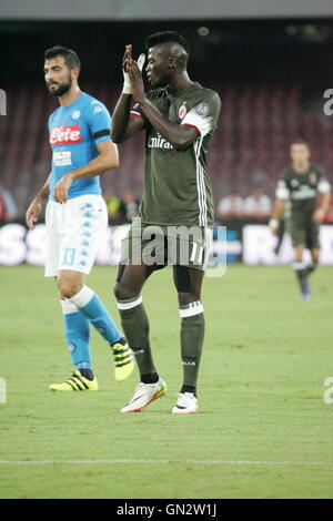 Napoli, Italia. Il 27 agosto, 2016. Raul Albiol(L) (SSC Napoli) e M'Baye Babacar Niang(R) (AC Milan ) in azione durante la partita di calcio tra SSC Napoli e AC Milano presso lo Stadio San Paolo di Napoli .Risultato finale Napoli vs. AC Milan 4-2 Credito: Salvatore Esposito/Alamy Live News Foto Stock