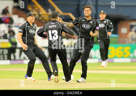 Carneficina Headingley Stadium,Leeds, Regno Unito. Domenica 28 agosto 2016. Jade Dernbach (R) del Surrey prende il paletto finale del match per sigillare la semi finale conquistare Yorkshire durante il Royal London un giorno Cup Semi finale tra Yorkshire Vichinghi e Surrey foto da Stephen Gaunt/Touchlinepics.com/Alamy Live News Foto Stock