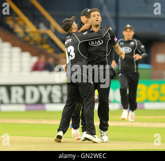 Carneficina Headingley Stadium,Leeds, Regno Unito. Domenica 28 agosto 2016. Jade Dernbach (R) del Surrey prende il paletto finale del match per sigillare la semi finale conquistare Yorkshire durante il Royal London un giorno Cup Semi finale tra Yorkshire Vichinghi e Surrey foto da Stephen Gaunt/Touchlinepics.com/Alamy Live News Foto Stock