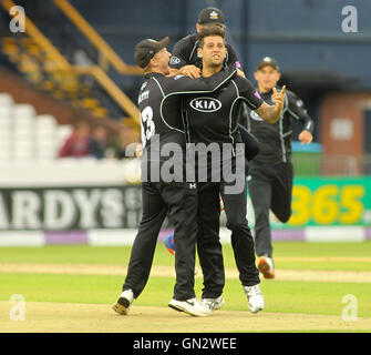 Carneficina Headingley Stadium,Leeds, Regno Unito. Domenica 28 agosto 2016. Jade Dernbach (R) del Surrey prende il paletto finale del match per sigillare la semi finale conquistare Yorkshire durante il Royal London un giorno Cup Semi finale tra Yorkshire Vichinghi e Surrey foto da Stephen Gaunt/Touchlinepics.com/Alamy Live News Foto Stock