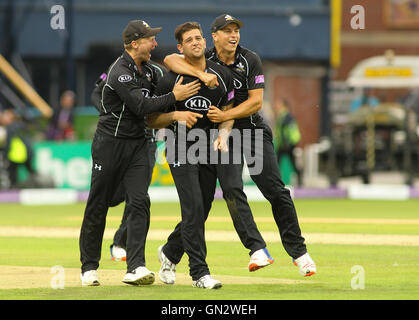 Carneficina Headingley Stadium,Leeds, Regno Unito. Domenica 28 agosto 2016. Jade Dernbach (C) del Surrey prende il paletto finale del match per sigillare la semi finale conquistare Yorkshire durante il Royal London un giorno Cup Semi finale tra Yorkshire Vichinghi e Surrey foto da Stephen Gaunt/Touchlinepics.com/Alamy Live News Foto Stock