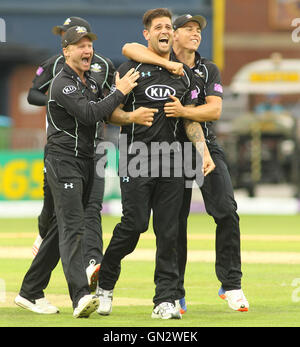 Carneficina Headingley Stadium,Leeds, Regno Unito. Domenica 28 agosto 2016. Jade Dernbach (C) del Surrey prende il paletto finale del match per sigillare la semi finale conquistare Yorkshire durante il Royal London un giorno Cup Semi finale tra Yorkshire Vichinghi e Surrey foto da Stephen Gaunt/Touchlinepics.com/Alamy Live News Foto Stock