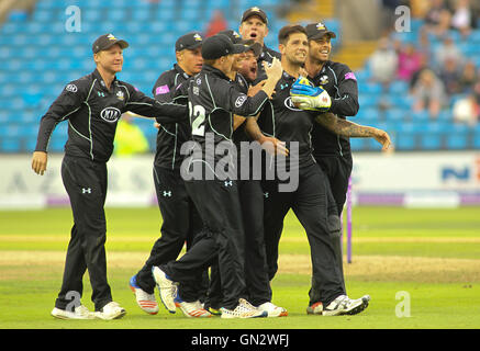 Carneficina Headingley Stadium,Leeds, Regno Unito. Domenica 28 agosto 2016. Jade Dernbach (R) del Surrey prende il paletto finale del match per sigillare la semi finale conquistare Yorkshire durante il Royal London un giorno Cup Semi finale tra Yorkshire Vichinghi e Surrey foto da Stephen Gaunt/Touchlinepics.com/Alamy Live News Foto Stock