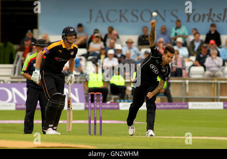 Carneficina Headingley Stadium,Leeds, Regno Unito. Domenica 28 agosto 2016. Jade Dernbach (R) del Surrey bowling contro Yorkshire durante il Royal London un giorno Cup Semi finale tra Yorkshire Vichinghi e Surrey foto da Stephen Gaunt/Touchlinepics.com/Alamy Live News Foto Stock