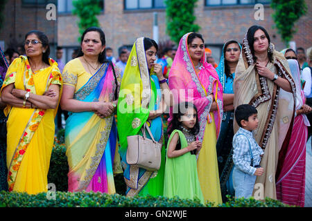 Londra, Regno Unito. 28 Agosto, 2016. Devoto i bambini e le donne in sari colorati attendere l'arrivo di Sadiq Khan. Shree Swaminarayan Mandir, Kingsbury, a nord ovest di Londra. Sindaco di Londra, Sadiq Khan incontra global leader spirituale Acharya Swamishree Maharaj a Shree Swaminarayan Mandir, Kingsbury. Il sindaco grazie alla Congregazione per le loro preghiere e benedizioni durante il suo Mayoral campagna e per celebrare il secondo anniversario del Mandir. Credito: Dinendra Haria/Alamy Live News Foto Stock