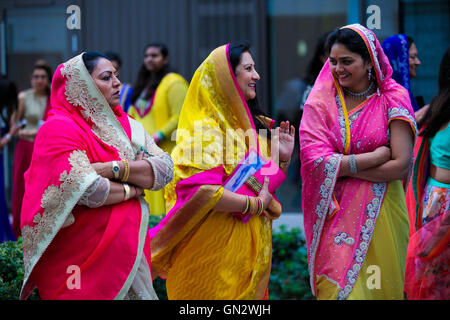 Londra, Regno Unito. 28 Agosto, 2016. Devoto alle donne in sari colorati attendere l'arrivo di Sadiq Khan. Shree Swaminarayan Mandir, Kingsbury, a nord ovest di Londra. Sindaco di Londra, Sadiq Khan incontra global leader spirituale Acharya Swamishree Maharaj a Shree Swaminarayan Mandir, Kingsbury. Il sindaco grazie alla Congregazione per le loro preghiere e benedizioni durante il suo Mayoral campagna e per celebrare il secondo anniversario del Mandir. Credito: Dinendra Haria/Alamy Live News Foto Stock