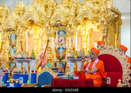 Londra, Regno Unito. Il 28 agosto 2016. Global leader spirituale Acharya Swamishree Maharaj a Shree Swaminarayan Mandir, un tempio indù di Kingsbury, a nord ovest di Londra. Il sindaco era in visita al tempio per ringraziare la Congregazione per le loro preghiere e benedizioni durante il suo Mayoral campagna e per celebrare il secondo anniversario del mandir. Credito: Stephen Chung / Alamy Live News Foto Stock