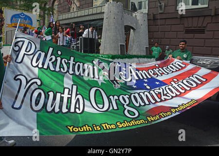 New York, NY, STATI UNITI D'AMERICA. 28 Agosto,2016. Dimostranti dei pakistani American organizzazione giovanile tenendo la loro organizzazione bandiera prima dell inizio della sfilata pakistano.© Rachel Cauvin/Almamy Live News Foto Stock