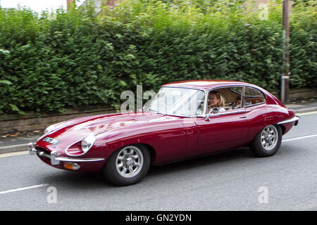 Motorfest a Ormskirk, Lancashire, Regno Unito. 28 agosto 2016. Il festival si svolge nella storica città mercato di Ormskirk in West Lancashire. Classic auto e biciclette sono sul display nel centro della città e il Parco di incoronazione. Una stima di 7 mila persone hanno vagato attraverso le strade di Ormskirk, assorbendo l'atmosfera e ammirate i siti di centinaia di automobili e motociclette di rivestimento per le vie del paese. Credito: Cernan Elias/Alamy Live News Foto Stock