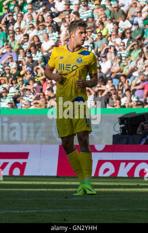 Lisbona, Portogallo. 28 Agosto, 2016. Porto di avanzamento portoghese Andre Silva (10) durante il gioco Sporting CP vs FC Porto Credito: Alexandre de Sousa/Alamy Live News Foto Stock