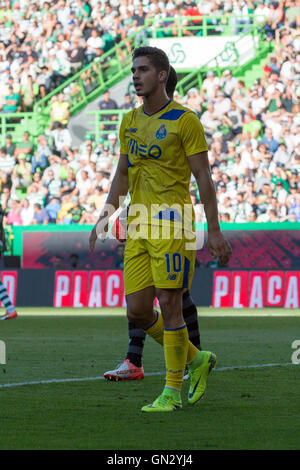 Lisbona, Portogallo. 28 Agosto, 2016. Porto di avanzamento portoghese Andre Silva (10) durante il gioco Sporting CP vs FC Porto Credito: Alexandre de Sousa/Alamy Live News Foto Stock