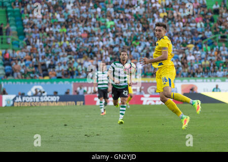 Lisbona, Portogallo. 28 Agosto, 2016. Porto del centrocampista messicano Hector Herrera (16) durante il gioco Sporting CP vs FC Porto Credito: Alexandre de Sousa/Alamy Live News Foto Stock